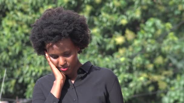 Una triste mujer africana deprimida y cansada — Vídeo de stock