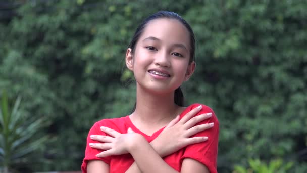 Благодарная благодарная девочка-ребенок — стоковое видео
