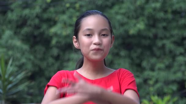Barátságos lány mosolyog és beszél fogszabályzóval — Stock videók