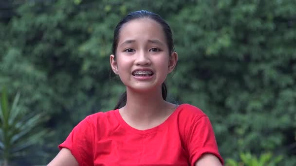 Une fille en colère enfant se plaint — Video