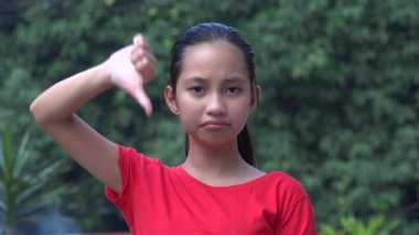 Mutsuz Kız Hoşlanmaz ve Başparmak Aşağı