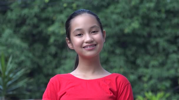 Uma menina filipina sorridente com aparelho — Vídeo de Stock