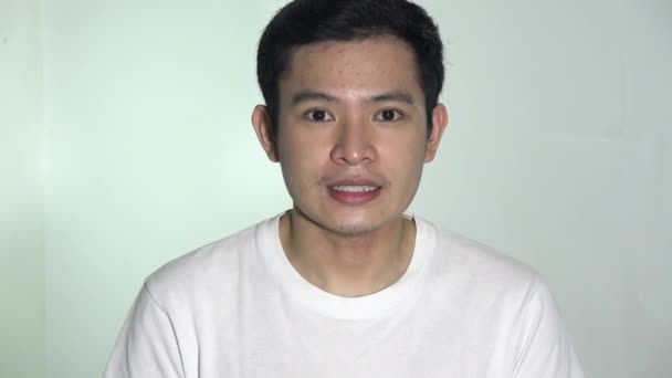 Allvarlig Asiatisk Man Pratar Isolerad — Stockvideo