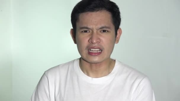 Kızgın Asyalı Bir Erkek Şikayet Ediyor — Stok video