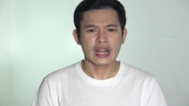 Karmaşık Asyalı Erkek Tecrit Edilip Konuşuyor