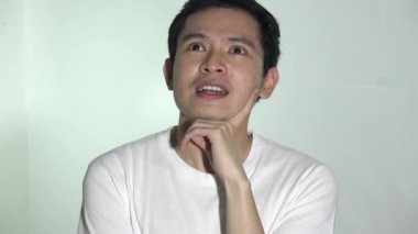 Tecrit edilmiş Asyalı bir erkek.