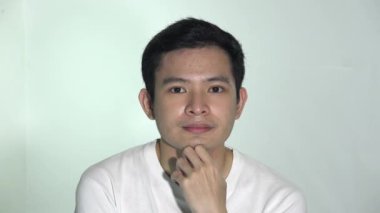 Yalnız Düşünen Sessiz Asyalı Bir Erkek