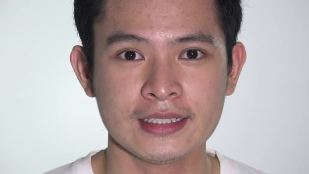 Konuşan Asyalı Bir Erkek Tecrit Edildi — Stok video