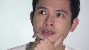 Asyalı Erkek Düşünüyor ve Konuşuyor