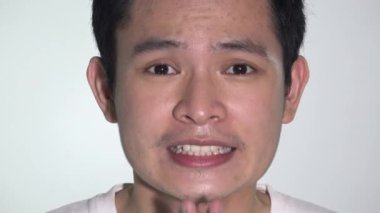 Asyalı mutsuz bir adam tecrit edilmiş