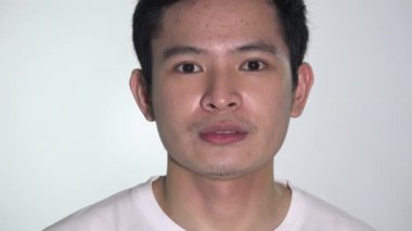 Ciddi Filipinli Adam konuşuyor, tecrit edildi.