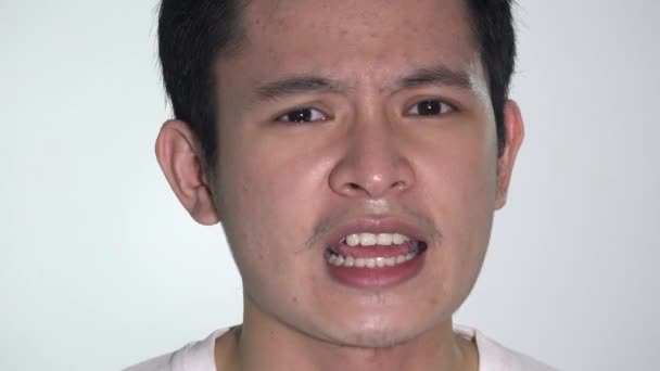Нещасливий Азіатський Чоловік Який Говорив Відокремлено — стокове відео