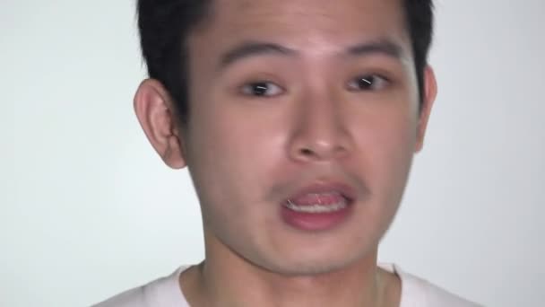 Щасливий Молодий Азіатський Чоловік Говорить Ізольовані — стокове відео