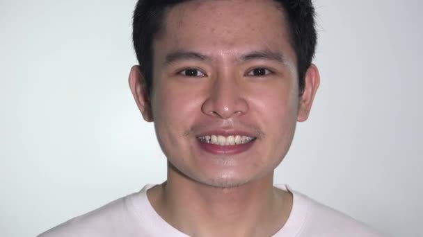 Щаслива Азіатська Людина Розмовляє Ізольовані — стокове відео