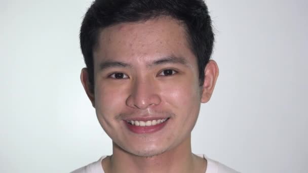 一名菲律宾籍亚裔男子被隔离微笑 — 图库视频影像