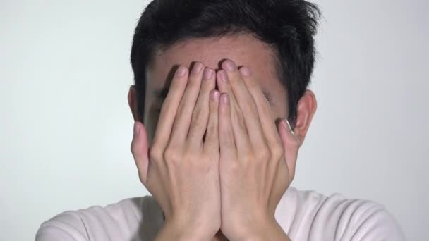 Азиатский Человек Смешные Лица Peekabo Изолированы — стоковое видео