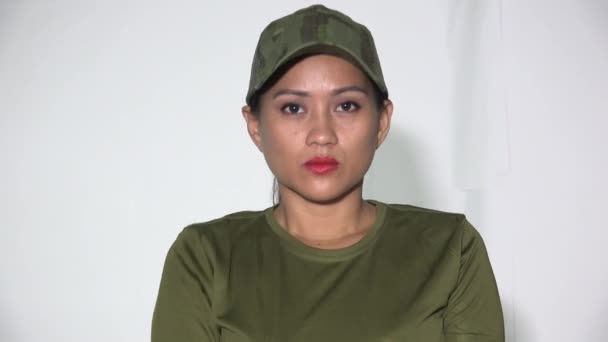 Una Mujer Del Ejército Asiático Saludando — Vídeo de stock