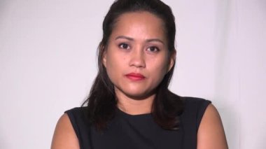 Ciddi, Güzel bir Asyalı Kadın