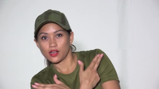 Una Mujer Del Ejército Asiático Posando — Vídeo de stock