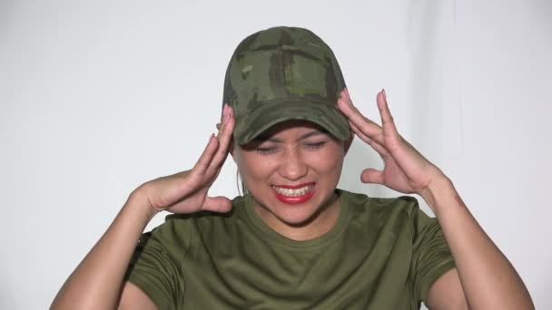 Stresli Bir Asyalı Asker Kadın — Stok video