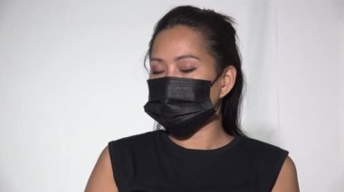 Covid İçin Asyalı Kadın Yüz maskesi Giyiyor