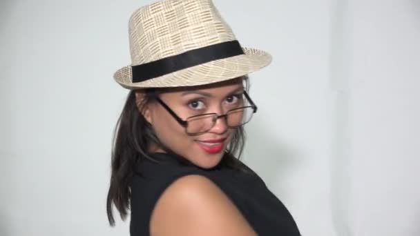 Uma Mulher Asiática Inteligente Com Óculos — Vídeo de Stock