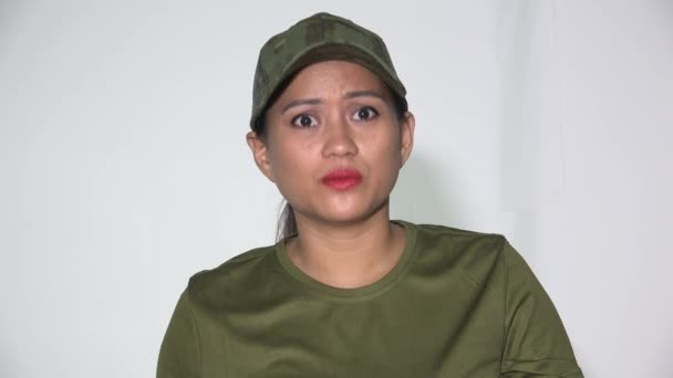 Confused Army Woman Talking — Vídeo de stock