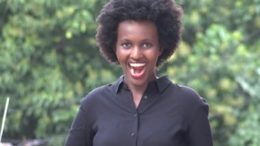 Siyah bir kadın bağırıyor ya da çığlık atıyor.