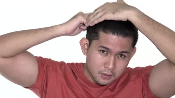 Стильний Азіатський Чоловік Розчісує Волосся Ізольовані — стокове відео