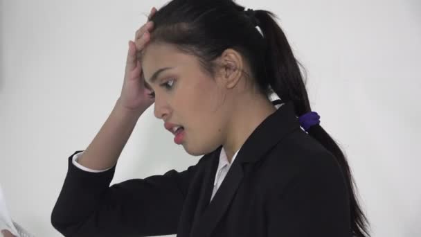 Confused Asian Business Woman Documents Isolated — Vídeo de Stock