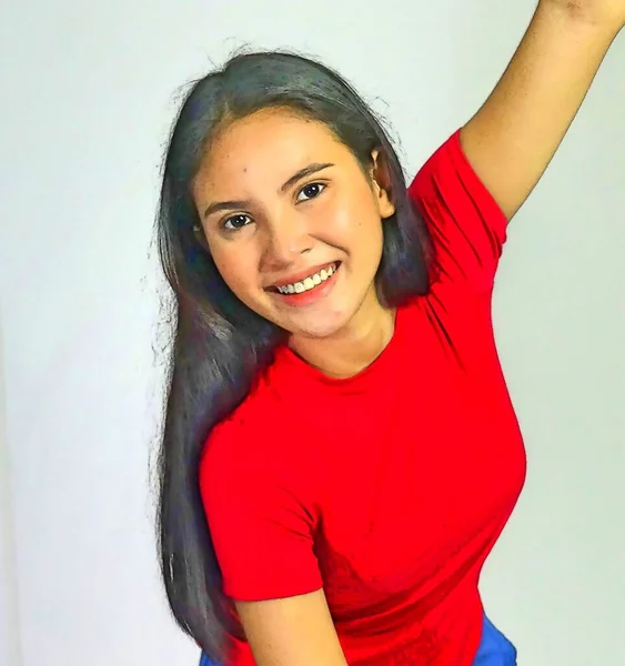 Glückliche Filipina Frau Mit Rotem Hemd — Stockfoto