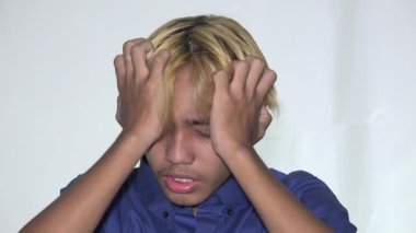 Stresli Asyalı Adam Tecrit Edildi