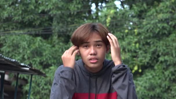 Przystojny Azji Mężczyzna Nastolatek Preening — Wideo stockowe