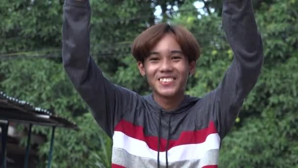 Gelukkig Opgewonden Energieke Aziatische Man Tiener — Stockvideo
