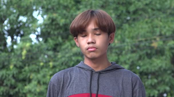 Asiático Masculino Adolescente Usando Mascarilla — Vídeo de stock