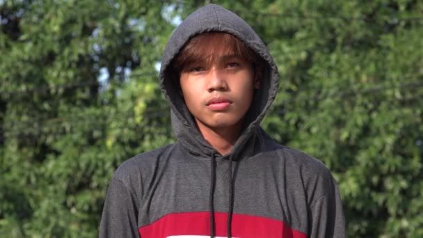 Φιλιππινέζος Έφηβος Άντρας Που Φοράει Μπλούζα Κουκούλα — Αρχείο Βίντεο
