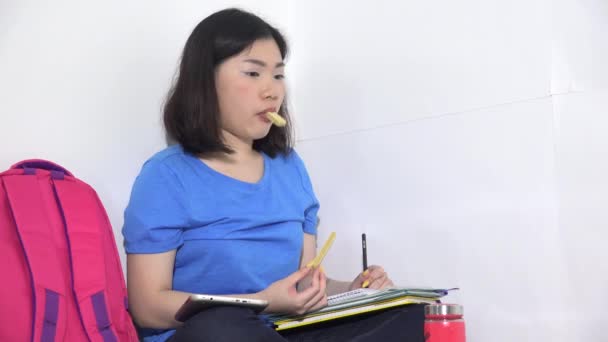 Азиатская Студентка Перекусывает — стоковое видео