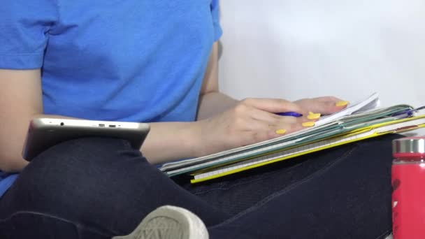 Una Estudiante Escribiendo Cuaderno — Vídeos de Stock
