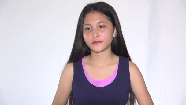 Een Serieus Tiener Aziatisch Meisje Geïsoleerd — Stockvideo