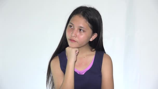 Запутанная Азиатская Девочка Подросток Думает Одинока — стоковое видео