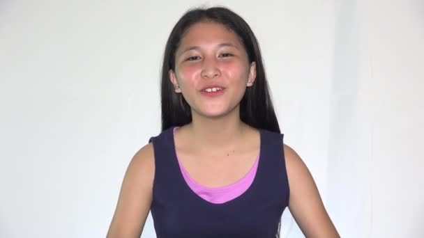 Подросток Азиатка Говорящая Счастливо Изолирована — стоковое видео