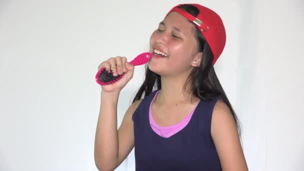 Χαριτωμένο Ασιατικό Κορίτσι Που Τραγουδάει Βούρτσα Μαλλιών — Αρχείο Βίντεο