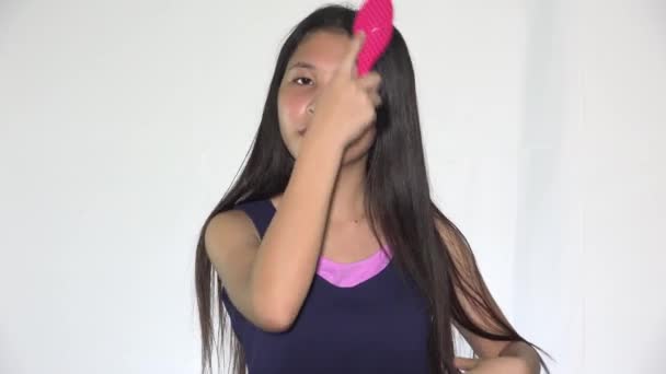 Asiático Chica Niño Cepillado Cabello — Vídeos de Stock
