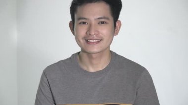 Gülümseyen bir Filipinli Yetişkin Erkek