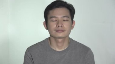 Tecrit edilmiş bir Asyalı Yetişkin Adam