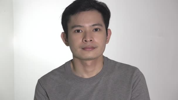 Unsicherer Oder Nervöser Erwachsener Asiatischer Mann — Stockvideo