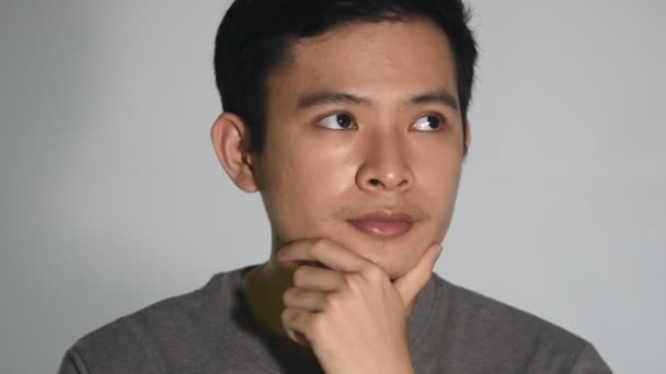 Verwarde Aziatische Man Denken Close Geïsoleerd — Stockvideo