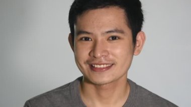 Gülümseyen Filipinli Asyalı Adam tecrit edildi