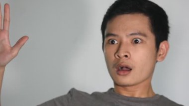 Ürkmüş bir Asyalı adam tecrit edildi.