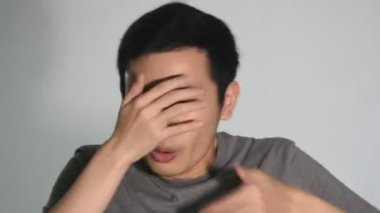 Şaşırmış bir Asyalı adam tecrit edildi.